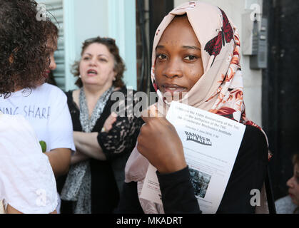Salford, UK. 7. Mai, 2018. Arbeitnehmer erfassen in Bexley Square März an die Heilige Dreifaltigkeit Kirche auf Internationale Arbeiter Tag beitreten, die oft als Tag oder Tag der Arbeit, das ist eine Feier der Arbeiterklasse, Salford, 7. Mai 2018 (C) Barbara Cook/Alamy leben Nachrichten Stockfoto