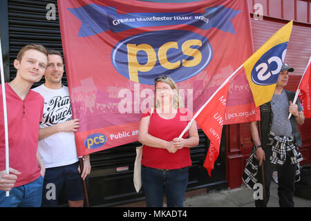 Salford, UK. 7. Mai, 2018. Annette Wright von der Trades Union Rat stand mit einem PCS Union Banner in Bexley Square bereit, die Heilige Dreifaltigkeit Kirche auf Internationale Arbeiter Tag bis März, die oft als Tag oder Tag der Arbeit, das ist eine Feier der Arbeiterklasse, Salford, 7. Mai 2018 (C) Barbara Cook/Alamy leben Nachrichten Stockfoto