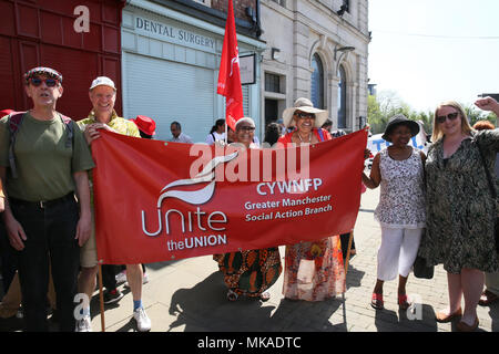 Salford, UK. 7. Mai, 2018. Die Union Mitglieder Vereinen mit einer union Banner bereit. März von Dartford Platz der Heiligen Dreifaltigkeit Kirche auf Internationale Arbeiter Tag melden Sie stand, die oft als Tag oder Tag der Arbeit, das ist eine Feier der Arbeiterklasse, Salford, 7. Mai 2018 (C) Barbara Cook/Alamy leben Nachrichten Stockfoto