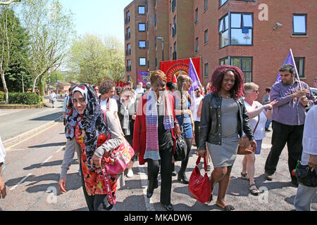 Salford, UK. 7. Mai, 2018. Hunderte melden Sie März von Dartford Platz der Heiligen Dreifaltigkeit Kirche auf Internationale Arbeiter Tag, die oft als Tag oder Tag der Arbeit, das ist eine Feier der Arbeiterklasse, Salford, 7. Mai 2018 (C) Barbara Cook/Alamy leben Nachrichten Stockfoto
