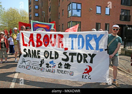 Salford, UK. 7. Mai, 2018. Hunderte melden Sie März von Dartford Platz der Heiligen Dreifaltigkeit Kirche auf Internationale Arbeiter Tag, die oft als Tag oder Tag der Arbeit, das ist eine Feier der Arbeiterklasse, Salford, 7. Mai 2018 (C) Barbara Cook/Alamy leben Nachrichten Stockfoto