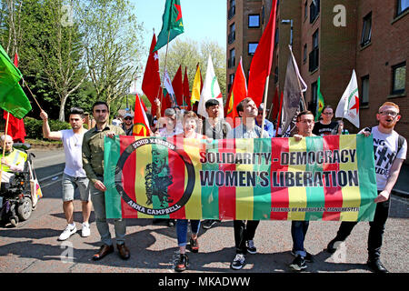 Salford, UK. 7. Mai, 2018. Hunderte melden Sie März von Dartford Platz der Heiligen Dreifaltigkeit Kirche auf Internationale Arbeiter Tag, die oft als Tag oder Tag der Arbeit, das ist eine Feier der Arbeiterklasse, Salford, 7. Mai 2018 (C) Barbara Cook/Alamy leben Nachrichten Stockfoto