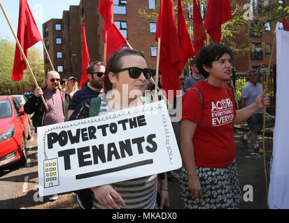 Salford, UK. 7. Mai, 2018. Hunderte melden Sie März von Dartford Platz der Heiligen Dreifaltigkeit Kirche auf Internationale Arbeiter Tag, die oft als Tag oder Tag der Arbeit, das ist eine Feier der Arbeiterklasse, Salford, 7. Mai 2018 (C) Barbara Cook/Alamy leben Nachrichten Stockfoto