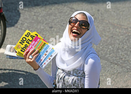 Salford, UK. 7. Mai, 2018. Nahella Ashraf aus dem Stand bis zu Rassismus verbindet. März von Dartford Platz der Heiligen Dreifaltigkeit Kirche auf Internationale Arbeiter Tag, die oft als Tag oder Tag der Arbeit, das ist eine Feier der Arbeiterklasse, Salford, 7. Mai 2018 (C) Barbara Cook/Alamy leben Nachrichten Stockfoto