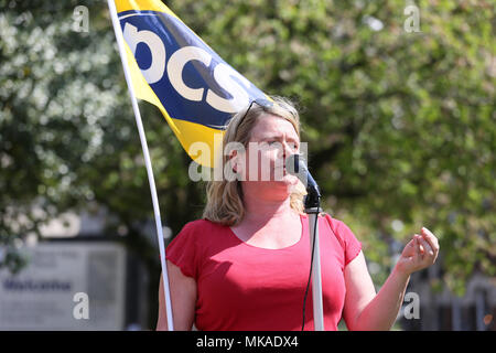 Salford, UK. 7. Mai, 2018. Annette Wright her Trades Rat bei einer Kundgebung in der heiligen Dreifaltigkeit Kirche auf Internationale Arbeiter Tag, die oft als Tag oder Tag der Arbeit, das ist eine Feier der Arbeiterklasse, Salford, 7. Mai 2018 (C) Barbara Cook/Alamy leben Nachrichten Stockfoto