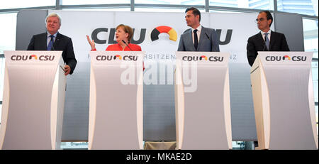 Frankfurt am Main, Deutschland. 7. Mai, 2018. Volker Bouffier (CDU, von links nach rechts), der hessische Ministerpraesident, Bundeskanzlerin Angela Merkel (CDU), Mike Mohring, der Vorsitzende der Konferenz- und Fraktionsvorsitzende der CDU im Landtag (Legislative) von Thüringen, und Michael Boddenberg (CDU), Fraktionschef im hessischen Landtag", Rede auf der Pressekonferenz im Rahmen der CDU/CSU-Fraktion Chairpeople Conference in der Commerzbank Tower. Eines der wichtigsten Themen in diesem Gipfeltreffen war Flüchtlings- und Migrationspolitik. Foto: Arne Dedert/dpa Pool/dpa Quelle: dpa Picture alliance/Alamy leben Nachrichten Stockfoto
