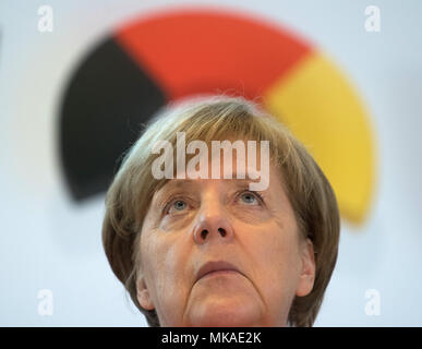 Frankfurt am Main, Deutschland. 7. Mai, 2018. Die deutsche Bundeskanzlerin Angela Merkel (CDU) mit Blick auf die Decke auf einer Pressekonferenz während der CDU/CSU-Fraktion Chairpeople Conference in der Commerzbank Tower. Eines der wichtigsten Themen in diesem Gipfeltreffen war Flüchtlings- und Migrationspolitik. Foto: Arne Dedert/dpa Pool/dpa Quelle: dpa Picture alliance/Alamy leben Nachrichten Stockfoto
