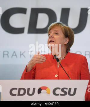 Frankfurt am Main, Deutschland. 7. Mai, 2018. Die deutsche Bundeskanzlerin Angela Merkel (CDU) auf einer Pressekonferenz während der CDU/CSU-Fraktion Chairpeople Conference in der Commerzbank Tower. Eines der wichtigsten Themen in diesem Gipfeltreffen war Flüchtlings- und Migrationspolitik. Foto: Arne Dedert/dpa Pool/dpa Quelle: dpa Picture alliance/Alamy leben Nachrichten Stockfoto