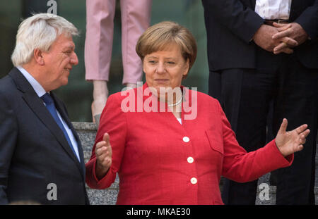 Frankfurt am Main, Deutschland. 7. Mai, 2018. Die deutsche Bundeskanzlerin Angela Merkel (CDU) und Volker Bouffier (CDU), Ministerpräsident von Hessen, diskutieren, nachdem die CDU/CSU-Fraktion Chairpeople Conference in der Commerzbank Tower. Eines der wichtigsten Themen in diesem Gipfeltreffen war Flüchtlings- und Migrationspolitik. Foto: Boris Roessler/dpa Quelle: dpa Picture alliance/Alamy leben Nachrichten Stockfoto