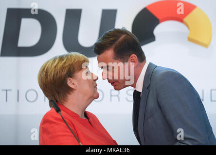 Frankfurt am Main, Deutschland. 7. Mai, 2018. Mike Mohring (R), der Vorsitzende der Konferenz- und Fraktionsvorsitzende der CDU im Landtag (Legislative) von Thüringen, und die deutsche Bundeskanzlerin Angela Merkel (CDU) der Abschied nach einer Pressekonferenz während der CDU/CSU-Fraktion Chairpeople Conference in der Commerzbank Tower. Eines der wichtigsten Themen in diesem Gipfeltreffen war Flüchtlings- und Migrationspolitik. Foto: Arne Dedert/dpa Pool/dpa Quelle: dpa Picture alliance/Alamy leben Nachrichten Stockfoto