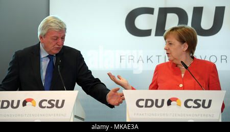 Frankfurt am Main, Deutschland. 7. Mai, 2018. Die deutsche Bundeskanzlerin Angela Merkel (CDU) sprechen neben Volker Bouffier (CDU), Ministerpräsident von Hessen, auf der Pressekonferenz im Rahmen der CDU/CSU-Fraktion Chairpeople Conference in der Commerzbank Tower. Eines der wichtigsten Themen in diesem Gipfeltreffen war Flüchtlings- und Migrationspolitik. Foto: Arne Dedert/dpa Pool/dpa Quelle: dpa Picture alliance/Alamy leben Nachrichten Stockfoto