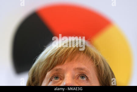 Frankfurt am Main, Deutschland. 7. Mai, 2018. Die deutsche Bundeskanzlerin Angela Merkel (CDU) mit Blick auf die Decke auf einer Pressekonferenz während der CDU/CSU-Fraktion Chairpeople Conference in der Commerzbank Tower. Eines der wichtigsten Themen in diesem Gipfeltreffen war Flüchtlings- und Migrationspolitik. Foto: Arne Dedert/dpa Pool/dpa Quelle: dpa Picture alliance/Alamy leben Nachrichten Stockfoto