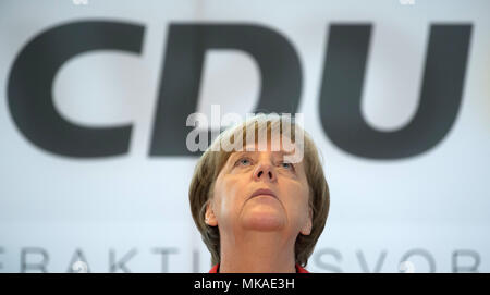Frankfurt am Main, Deutschland. 7. Mai, 2018. Die deutsche Bundeskanzlerin Angela Merkel (CDU) mit Blick auf die Decke auf einer Pressekonferenz während der CDU/CSU-Fraktion Chairpeople Conference in der Commerzbank Tower. Eines der wichtigsten Themen in diesem Gipfeltreffen war Flüchtlings- und Migrationspolitik. Foto: Arne Dedert/dpa Pool/dpa Quelle: dpa Picture alliance/Alamy leben Nachrichten Stockfoto
