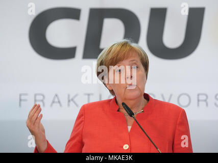 Frankfurt am Main, Deutschland. 7. Mai, 2018. Die deutsche Bundeskanzlerin Angela Merkel (CDU) auf einer Pressekonferenz während der CDU/CSU-Fraktion Chairpeople Conference in der Commerzbank Tower. Eines der wichtigsten Themen in diesem Gipfeltreffen war Flüchtlings- und Migrationspolitik. Foto: Arne Dedert/dpa Pool/dpa Quelle: dpa Picture alliance/Alamy leben Nachrichten Stockfoto