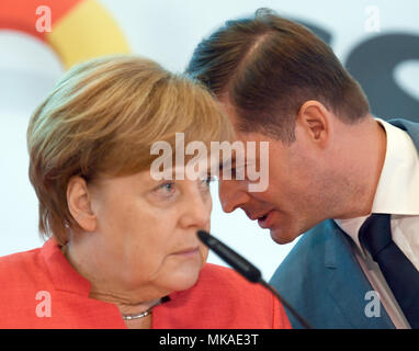 Frankfurt am Main, Deutschland. 7. Mai, 2018. Mike Mohring (R), der Vorsitzende der Konferenz- und Fraktionsvorsitzende der CDU im Landtag (Legislative) von Thüringen, und die deutsche Bundeskanzlerin Angela Merkel (CDU) spricht auf einer Pressekonferenz im CDU/CSU-Fraktion Chairpeople Conference in der Commerzbank Tower. Eines der wichtigsten Themen in diesem Gipfeltreffen war Flüchtlings- und Migrationspolitik. Foto: Arne Dedert/dpa Pool/dpa Quelle: dpa Picture alliance/Alamy leben Nachrichten Stockfoto