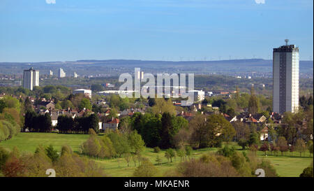 Glasgow, Schottland, Großbritannien 7. UK Wetter: Sonnig Sommer Wetter im Süden der Stadt für die Bank Holiday. Blauen Himmel und warmen Wetter über knightswood Golfplatz und die Türme der Stadt. Gerard Fähre / alamy Nachrichten Stockfoto