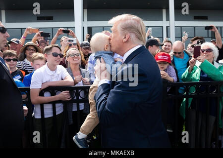 Cleveland, Ohio - WOCHE DES MAI 04: Präsident Donald J. Trumpf Küsse der Stirn ein Baby als er Verfechter am Flughafen Cleveland, Burke Lakefront, Samstag, 5. Mai 2018 grüßt, vor der Abreise zu einer Veranstaltung, in Cleveland. Personen: Präsident Donald Trump Stockfoto