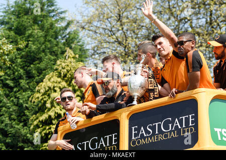 Wolverhampton, Vereinigtes Königreich. 07. Mai 2018: Wolverhampton Wanderers FC Sieg Parade rund um die Innenstadt endet in West Park. Tausende von Fans füllten die Straßen ihre Meisterschaft Liga und Aufstieg in die Bundesliga in der nächsten Saison zu feiern. Credit: Ian Francis/Alamy leben Nachrichten Stockfoto