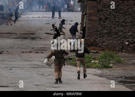 Kaschmir. 7. Mai, 2018. Indische Polizisten Feuer reissen Rauch Kanister pro Freiheit Demonstranten in Srinagar, Kashmir am Mai 07, 2018 zu zerstreuen. Die Polizei feuerte Tränengas Kanister, Pellets und Blendgranaten der wütenden Menge zu zerstreuen. Massive anti-Indien Auseinandersetzungen in Srinagar nach der Ermordung von 10 Menschen, darunter fünf Rebellen und fünf Zivilisten durch indische Sicherheitskräfte in Kaschmir ausbrechen. Credit: Faisal Khan/ZUMA Draht/Alamy leben Nachrichten Stockfoto