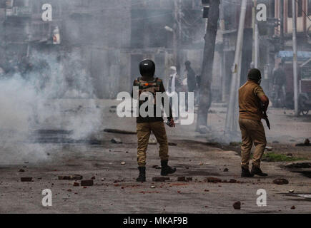 Kaschmir. 7. Mai, 2018. Indische Polizisten Feuer reissen Rauch Kanister pro Freiheit Demonstranten in Srinagar, Kashmir am Mai 07, 2018 zu zerstreuen. Die Polizei feuerte Tränengas Kanister, Pellets und Blendgranaten der wütenden Menge zu zerstreuen. Massive anti-Indien Auseinandersetzungen in Srinagar nach der Ermordung von 10 Menschen, darunter fünf Rebellen und fünf Zivilisten durch indische Sicherheitskräfte in Kaschmir ausbrechen. Credit: Faisal Khan/ZUMA Draht/Alamy leben Nachrichten Stockfoto