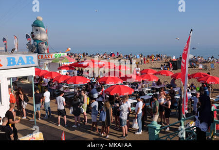 Brighton, UK. 7. Mai, 2018. Brighton Beach ist verpackt wie Besucher die letzten der Bank Holiday Sonne machen. Rekordtemperaturen für die Zeit des Jahres wurden in Teilen der Südosten heute aufgezeichnete: Simon Dack/Alamy leben Nachrichten Stockfoto