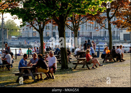 Bristol, UK. 7. Mai 2018. Die Menschen genießen die warme Sonne auf einer Bank Urlaub in Bristol. Credit: Herr Standfast/Alamy leben Nachrichten Stockfoto