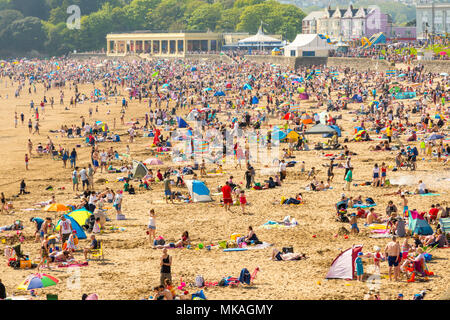 Menschenmassen Pack der Sandstrand von Whitmore Bay, Barry Island, Wales, auf den heißen und sonnigen Anfang Mai Feiertag. Stockfoto