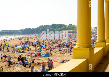 Menschenmassen Pack der Sandstrand von Whitmore Bay, Barry Island, Wales, auf den heißen und sonnigen Anfang Mai Feiertag. Stockfoto