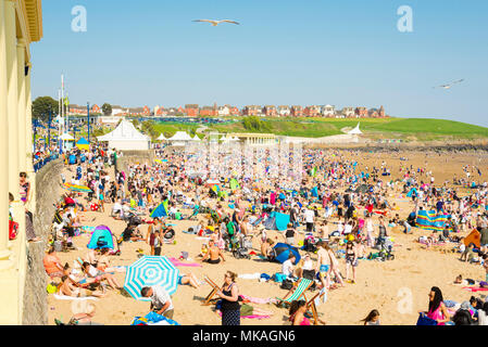 Menschenmassen Pack der Sandstrand von Whitmore Bay, Barry Island, Wales, auf den heißen und sonnigen Anfang Mai Feiertag. Stockfoto