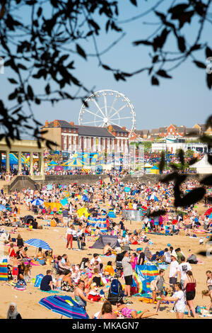 Menschenmassen Pack der Sandstrand von Whitmore Bay, Barry Island, Wales, auf den heißen und sonnigen Anfang Mai Feiertag. Stockfoto