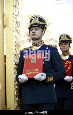 Moskau, Russland. 07 Mai, 2018. Die russische Präsidentengarde trägt eine Kopie der Verfassung, wie Sie escort Präsident Wladimir Putin in den Kreml Grand Palace in Zum vierten Mal als Präsident der Russischen Föderation am 7. Mai in Moskau, Russland 2018 vereidigt werden. (Kreml Pool per Kreditkarte: Planetpix/Alamy leben Nachrichten Stockfoto