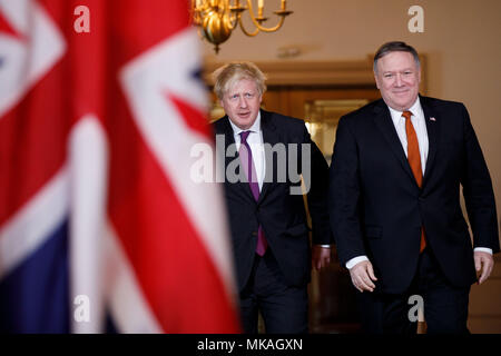 Washington, DC, USA. 7. Mai, 2018. Us-Staatssekretär Mike Pompeo (R) trifft mit dem britischen Minister für auswärtige Angelegenheiten und Commonwealth-Fragen Boris Johnson an das State Department in Washington, DC, USA, am 7. Mai 2018. Credit: Ting Shen/Xinhua/Alamy leben Nachrichten Stockfoto