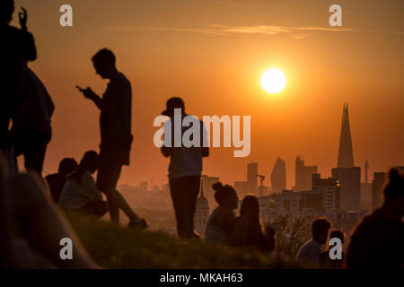 London, Großbritannien. 7. Mai, 2018. UK Wetter: Sonnenuntergang über der Stadt mit dem Shard Hochhaus Gebäude in der Ansicht als von der Oberseite der Greenwich Park Ende der heißesten Feiertag seit 1978 mit Stadt Temperaturen erreichen 28,7 C zu sehen Credit: Guy Corbishley/Alamy leben Nachrichten Stockfoto