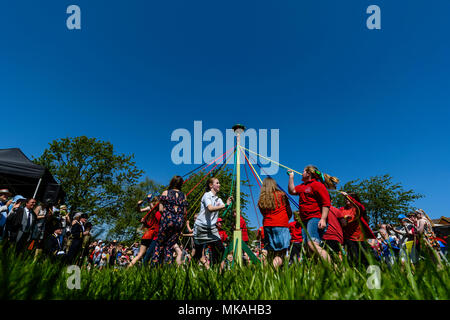 Reach, Cambridgeshire, Großbritannien. 7. Mai, 2018. Eröffnung der Reach-Messe in Cambridgeshire von George Pippas Worshipful Bürgermeister von Cambridge durch die Stadträte in vollem Ornat, begleitet durch das Werfen von Münzen in die Menge. 1201 König John gewährt eine Charta für die Durchführung einer Messe in erreichen. Es war ursprünglich auf Rogation Montag gehalten zu werden, hat aber seit dem frühen May Bank Holiday geändert. 7. Mai 2018. Credit: Mark Bullimore/Alamy leben Nachrichten Stockfoto