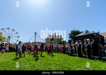 Reach, Cambridgeshire, Großbritannien. 7. Mai, 2018. Eröffnung der Reach-Messe in Cambridgeshire von George Pippas Worshipful Bürgermeister von Cambridge durch die Stadträte in vollem Ornat, begleitet durch das Werfen von Münzen in die Menge. 1201 König John gewährt eine Charta für die Durchführung einer Messe in erreichen. Es war ursprünglich auf Rogation Montag gehalten zu werden, hat aber seit dem frühen May Bank Holiday geändert. 7. Mai 2018. Credit: Mark Bullimore/Alamy leben Nachrichten Stockfoto