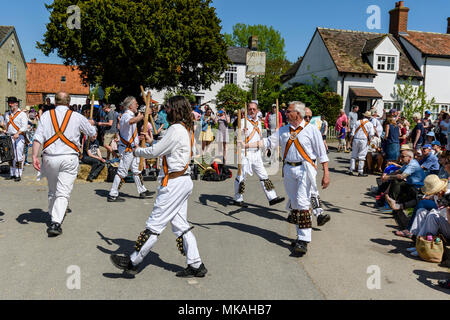 Reach, Cambridgeshire, Großbritannien. 7. Mai, 2018. Devils Dyke Morris Men tanzen an der jährlichen Messe erreichen. 7. Mai 2018. Credit: Mark Bullimore/Alamy leben Nachrichten Stockfoto