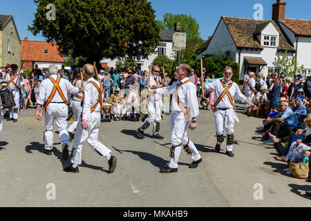 Reach, Cambridgeshire, Großbritannien. 7. Mai, 2018. Devils Dyke Morris Men tanzen an der jährlichen Messe erreichen. 7. Mai 2018. Credit: Mark Bullimore/Alamy leben Nachrichten Stockfoto