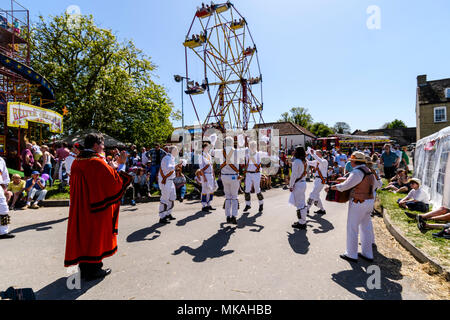 Reach, Cambridgeshire, Großbritannien. 7. Mai, 2018. Devils Dyke Morris Men tanzen an der jährlichen Messe erreichen. 7. Mai 2018. Credit: Mark Bullimore/Alamy leben Nachrichten Stockfoto