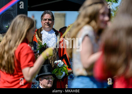 Reach, Cambridgeshire, Großbritannien. 7. Mai, 2018. Eröffnung der Reach-Messe in Cambridgeshire von George Pippas Worshipful Bürgermeister von Cambridge durch die Stadträte in vollem Ornat, begleitet durch das Werfen von Münzen in die Menge. 1201 König John gewährt eine Charta für die Durchführung einer Messe in erreichen. Es war ursprünglich auf Rogation Montag gehalten zu werden, hat aber seit dem frühen May Bank Holiday geändert. 7. Mai 2018. Credit: Mark Bullimore/Alamy leben Nachrichten Stockfoto