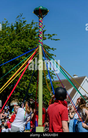 Reach, Cambridgeshire, Großbritannien. 7. Mai, 2018. Eröffnung der Reach-Messe in Cambridgeshire von George Pippas Worshipful Bürgermeister von Cambridge durch die Stadträte in vollem Ornat, begleitet durch das Werfen von Münzen in die Menge. 1201 König John gewährt eine Charta für die Durchführung einer Messe in erreichen. Es war ursprünglich auf Rogation Montag gehalten zu werden, hat aber seit dem frühen May Bank Holiday geändert. 7. Mai 2018. Credit: Mark Bullimore/Alamy leben Nachrichten Stockfoto