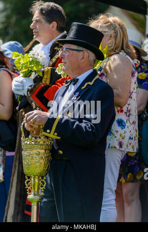 Reach, Cambridgeshire, Großbritannien. 7. Mai, 2018. Eröffnung der Reach-Messe in Cambridgeshire von George Pippas Worshipful Bürgermeister von Cambridge durch die Stadträte in vollem Ornat, begleitet durch das Werfen von Münzen in die Menge. 1201 König John gewährt eine Charta für die Durchführung einer Messe in erreichen. Es war ursprünglich auf Rogation Montag gehalten zu werden, hat aber seit dem frühen May Bank Holiday geändert. 7. Mai 2018. Credit: Mark Bullimore/Alamy leben Nachrichten Stockfoto