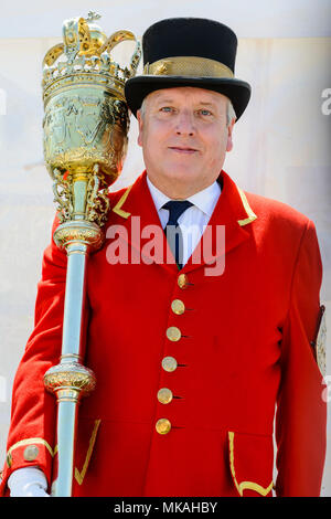 Reach, Cambridgeshire, Großbritannien. 7. Mai, 2018. Eröffnung der Reach-Messe in Cambridgeshire von George Pippas Worshipful Bürgermeister von Cambridge durch die Stadträte in vollem Ornat, begleitet durch das Werfen von Münzen in die Menge. 1201 König John gewährt eine Charta für die Durchführung einer Messe in erreichen. Es war ursprünglich auf Rogation Montag gehalten zu werden, hat aber seit dem frühen May Bank Holiday geändert. 7. Mai 2018. Credit: Mark Bullimore/Alamy leben Nachrichten Stockfoto