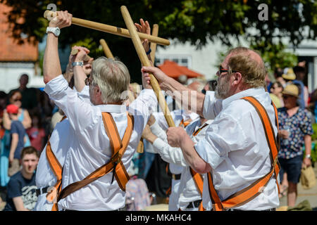 Reach, Cambridgeshire, Großbritannien. 7. Mai, 2018. Devils Dyke Morris Men tanzen an der jährlichen Messe erreichen. 7. Mai 2018. Credit: Mark Bullimore/Alamy leben Nachrichten Stockfoto