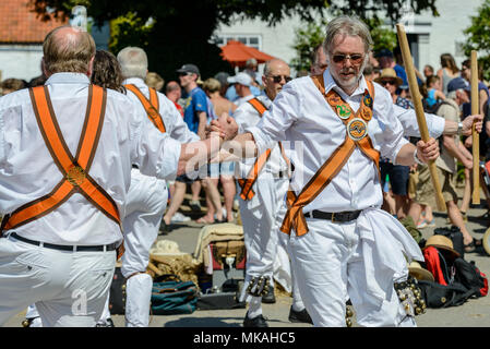 Reach, Cambridgeshire, Großbritannien. 7. Mai, 2018. Devils Dyke Morris Men tanzen an der jährlichen Messe erreichen. 7. Mai 2018. Credit: Mark Bullimore/Alamy leben Nachrichten Stockfoto