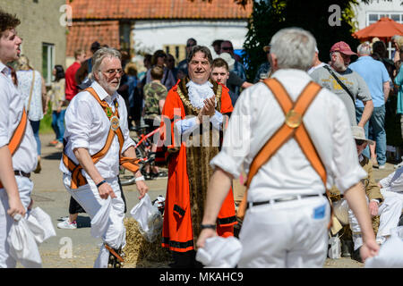 Reach, Cambridgeshire, Großbritannien. 7. Mai, 2018. Devils Dyke Morris Men tanzen an der jährlichen Messe erreichen. 7. Mai 2018. Credit: Mark Bullimore/Alamy leben Nachrichten Stockfoto