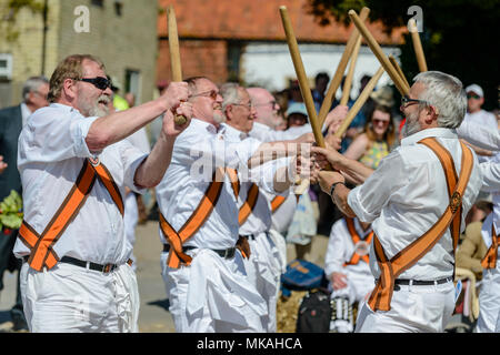 Reach, Cambridgeshire, Großbritannien. 7. Mai, 2018. Devils Dyke Morris Men tanzen an der jährlichen Messe erreichen. 7. Mai 2018. Credit: Mark Bullimore/Alamy leben Nachrichten Stockfoto