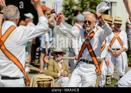 Reach, Cambridgeshire, Großbritannien. 7. Mai, 2018. Devils Dyke Morris Men tanzen an der jährlichen Messe erreichen. 7. Mai 2018. Credit: Mark Bullimore/Alamy leben Nachrichten Stockfoto