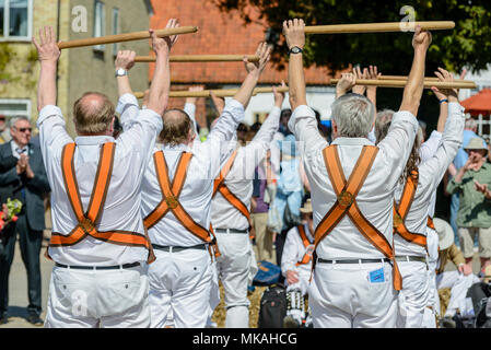 Reach, Cambridgeshire, Großbritannien. 7. Mai, 2018. Devils Dyke Morris Men tanzen an der jährlichen Messe erreichen. 7. Mai 2018. Credit: Mark Bullimore/Alamy leben Nachrichten Stockfoto