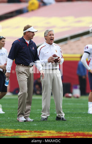 Jan. 11, 2009 - Peter Carroll Zeichen fünf jahres Vertrag mit der NFL Seattle Seahawks für 33 Millionen Dollar. Im Bild: Dec 05, 2009 - Los Angeles, Kalifornien, Vereinigte Staaten - Head Coach PETE Carroll von der USC und Head Coach Mike Stoops von Arizona während des Spiels zwischen den Arizona Wildcats und USC Trojans im Los Angeles Memorial Coliseum. Arizona beat USC 21-17. (Bild: © Charles Baus/Cal Sport Media/ZUMApress.com) Stockfoto