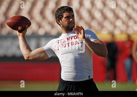 Los Angeles, Kalifornien, USA. 29 Okt, 2011. Stanford Kardinal quarterback Andreas Glück #12 in Aktion vor dem Spiel gegen den USC Trojans während des Spiels an der Los Angeles Memorial Coliseum Los Angeles, Kalifornien. Credit: Csm/Alamy leben Nachrichten Stockfoto